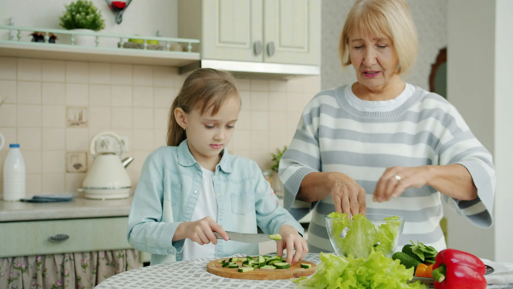Abuela y nieta cocinando juntas en casa